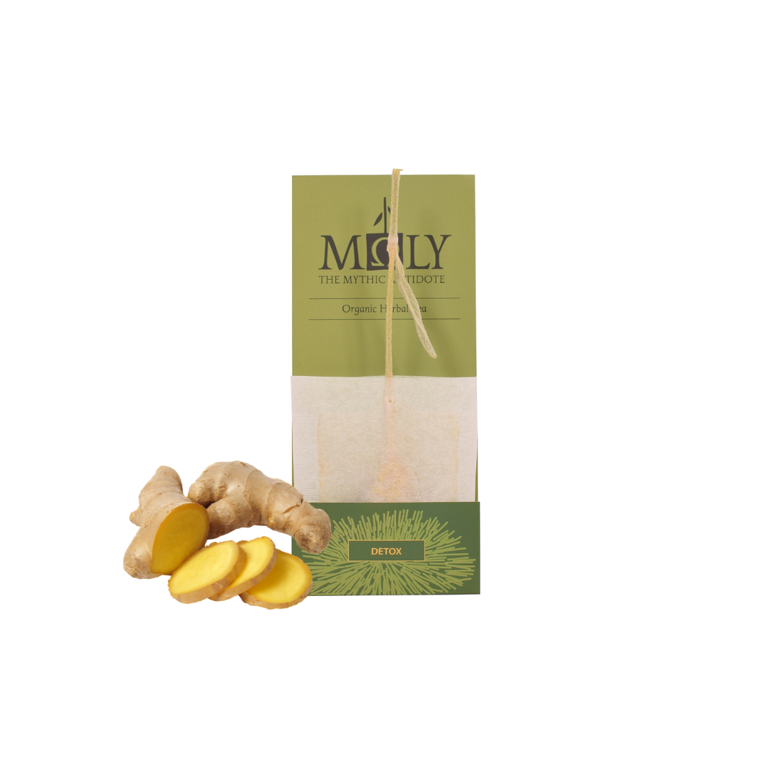 Ingwerscheiben und ein Beutel Moly Detox-Tee