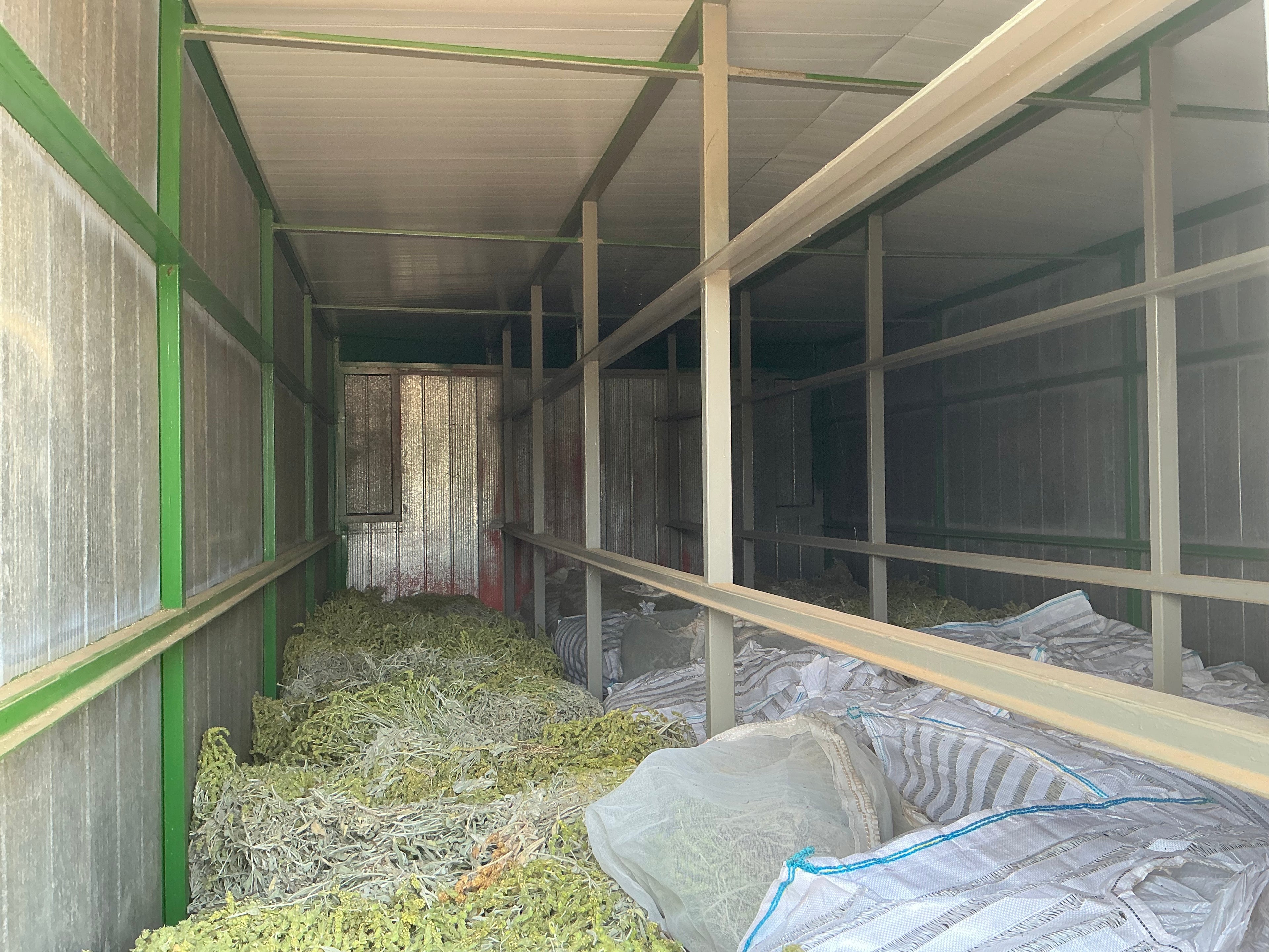 Trocknungsraum mit losen & in Säcken verpackten Kräutern