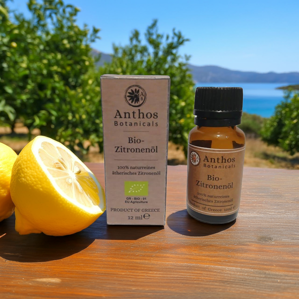 Braunglasflasche und Kraftverpackung mit biologischem Zitronenöl in einem Zitronenhain.
