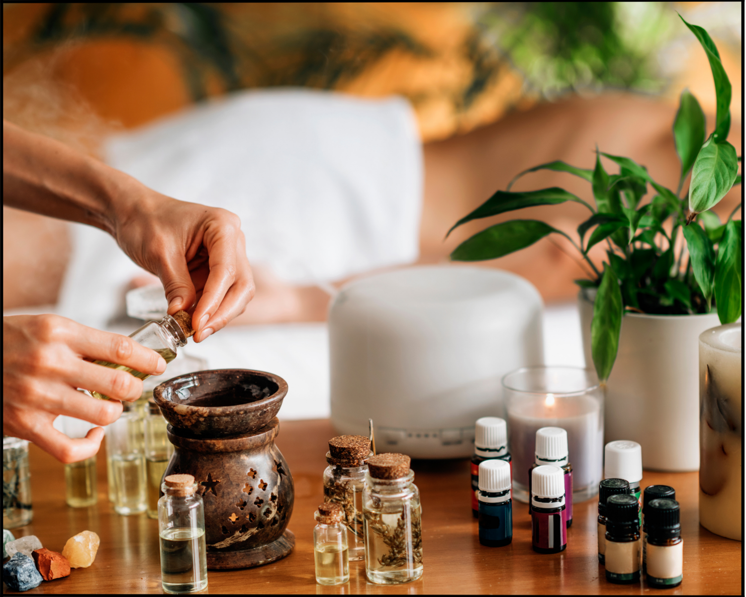 Ätherische Öle werden für eine Aromatherapiesitzung vorbereitet.