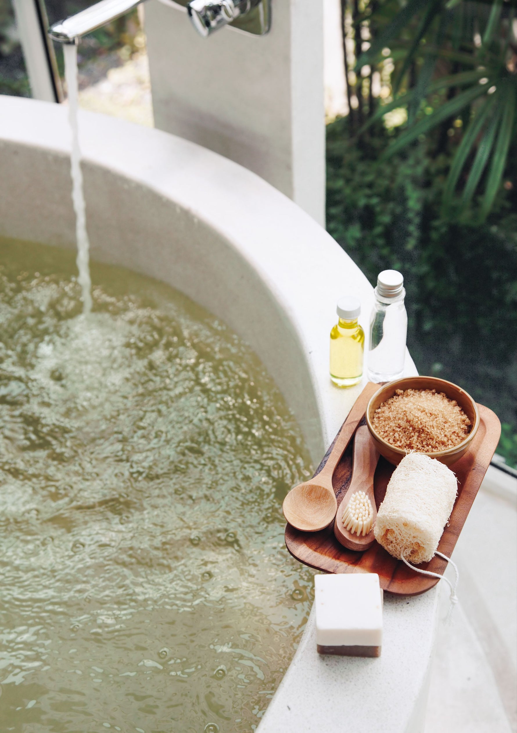 Eine gefüllte Badewanne mit Schaum