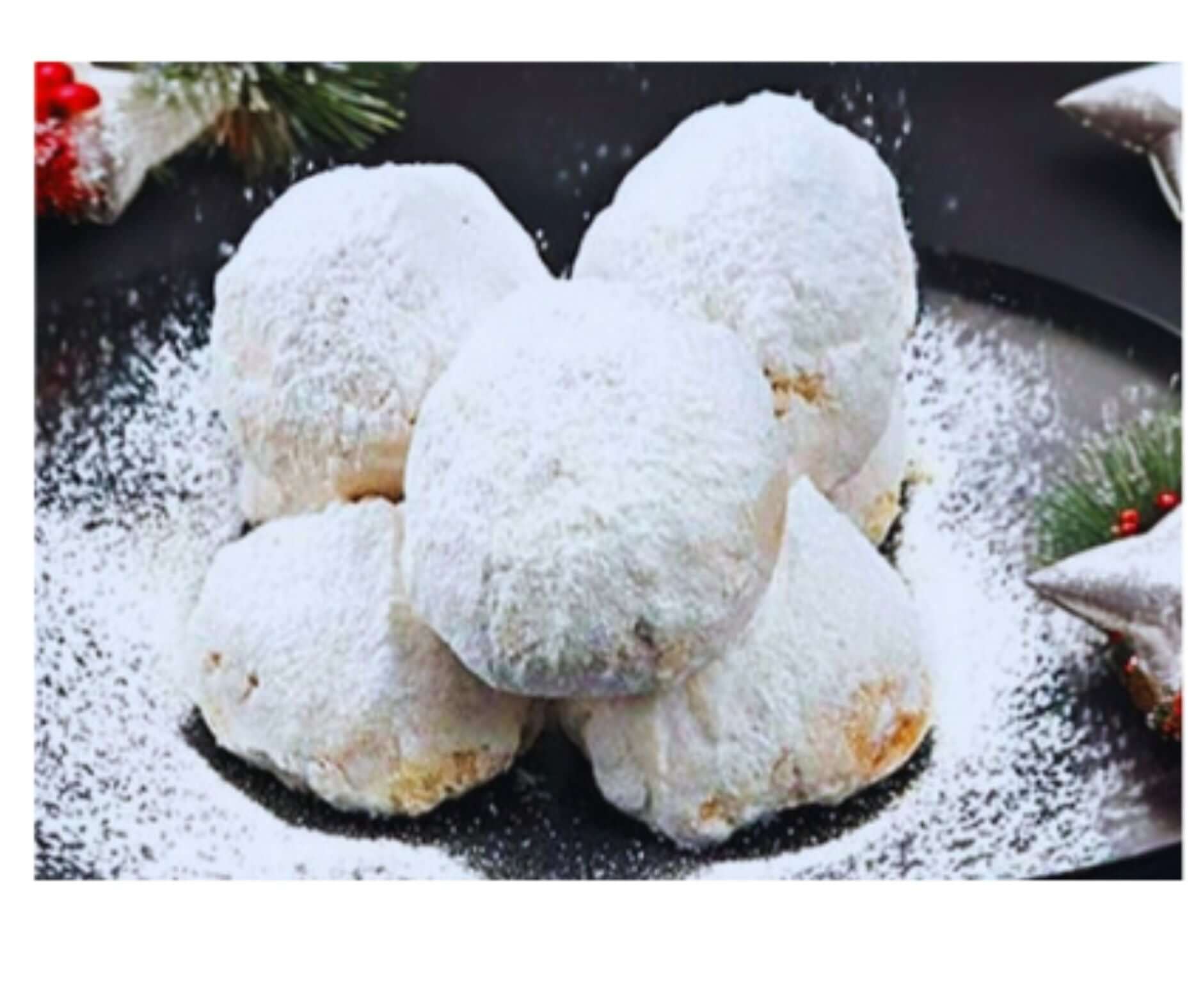 Traditionelles griechisches Weihnachtsgebäck-Kourambiedes mit Zitronenöl auf einem Teller