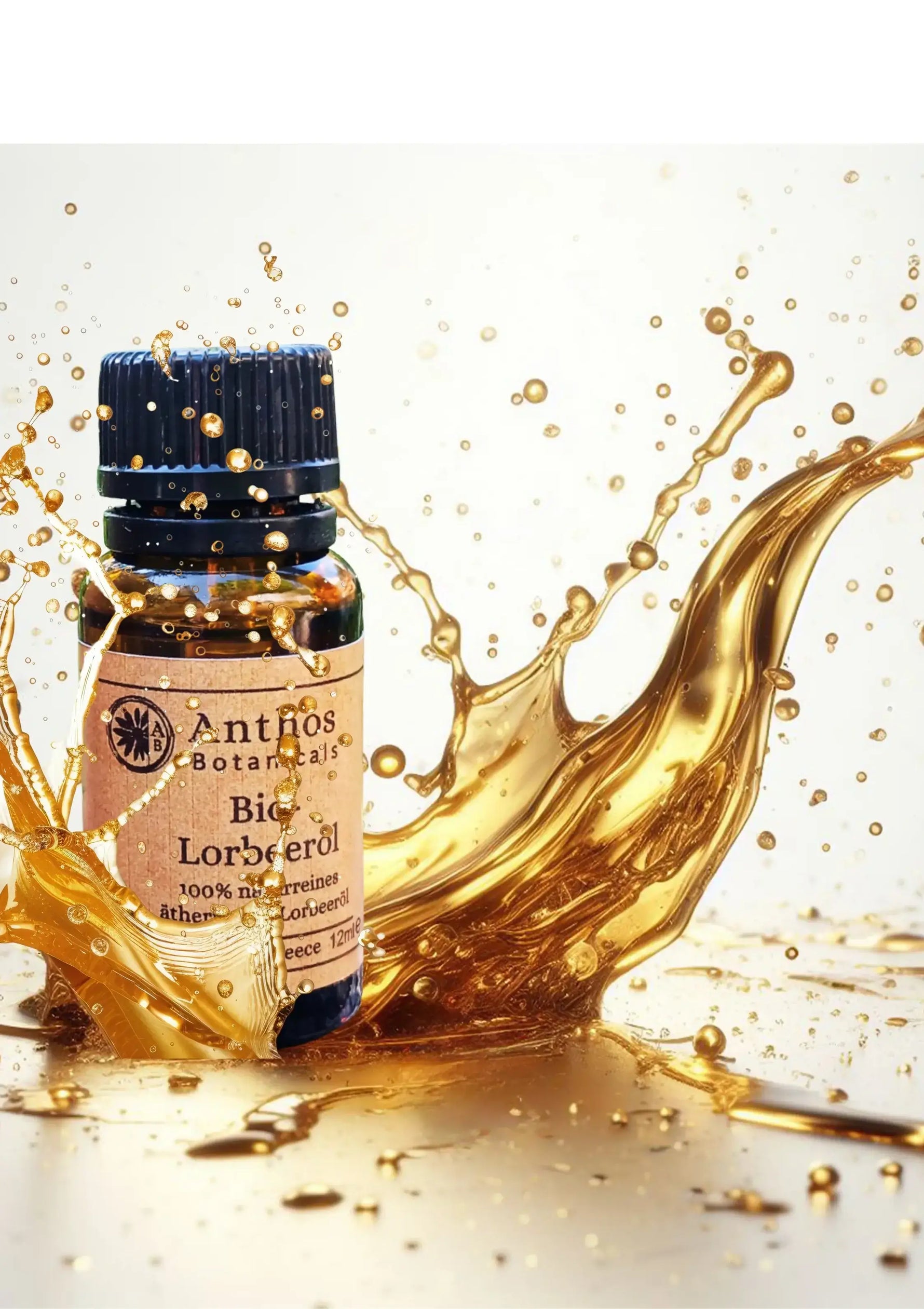 eine Flasche mit ätherischem Lorbeeröl bio auf einem Tisch mit spritzender goldgelber Flüssigkeit