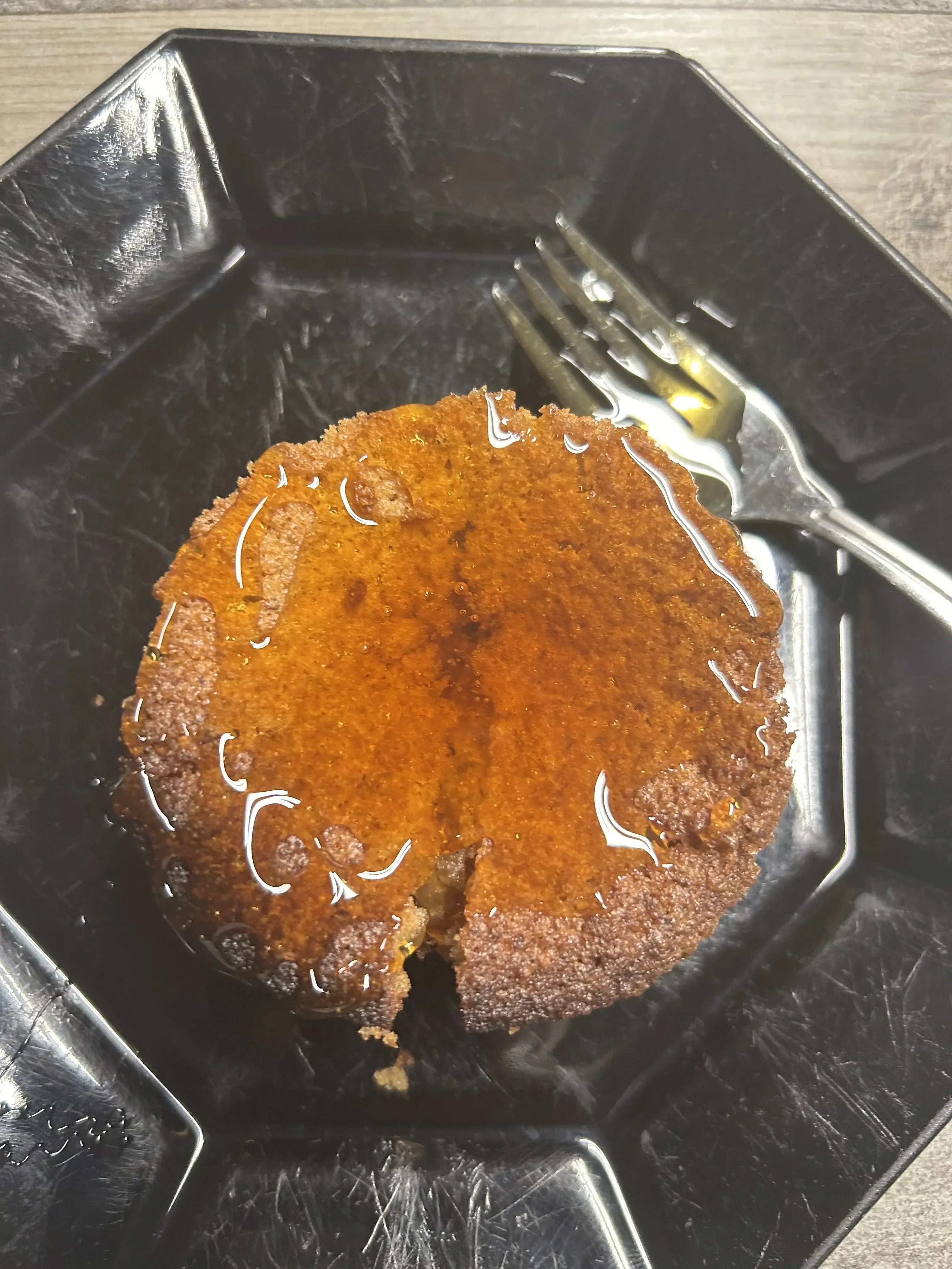 Ein Lavendel-Wallnusstörtchen mit Honig