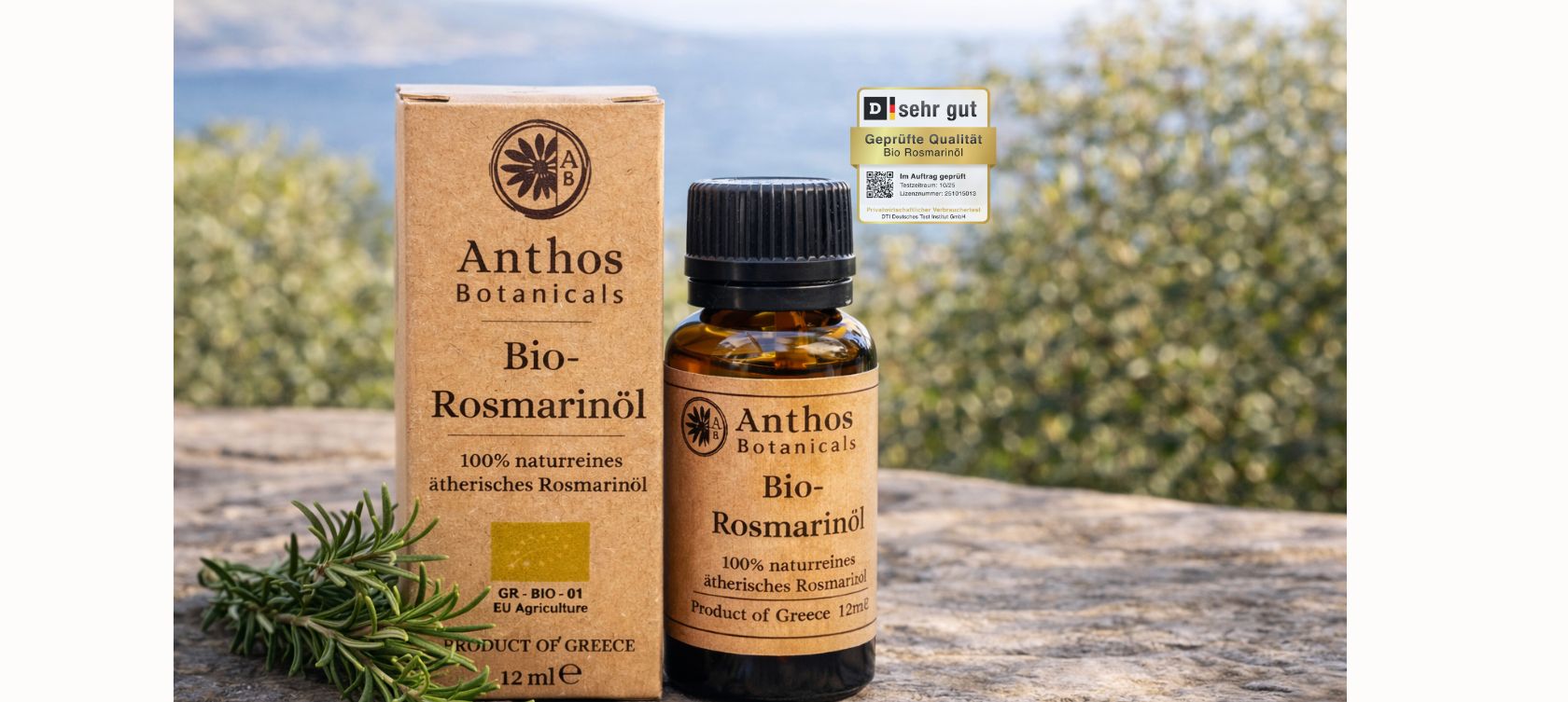Anthos Botanicals Bio Rosmarinöl auf einem Felsen in mediterraner Landschaft.