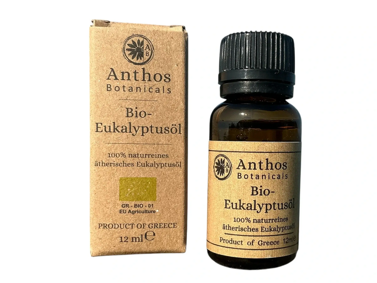 Kraftverpackung und Braunglasflasche mit ätherischem Eukalyptusöl bio von Anthos Botanicals.