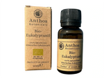 Kraftverpackung und Braunglasflasche mit ätherischem Eukalyptusöl bio von Anthos Botanicals.