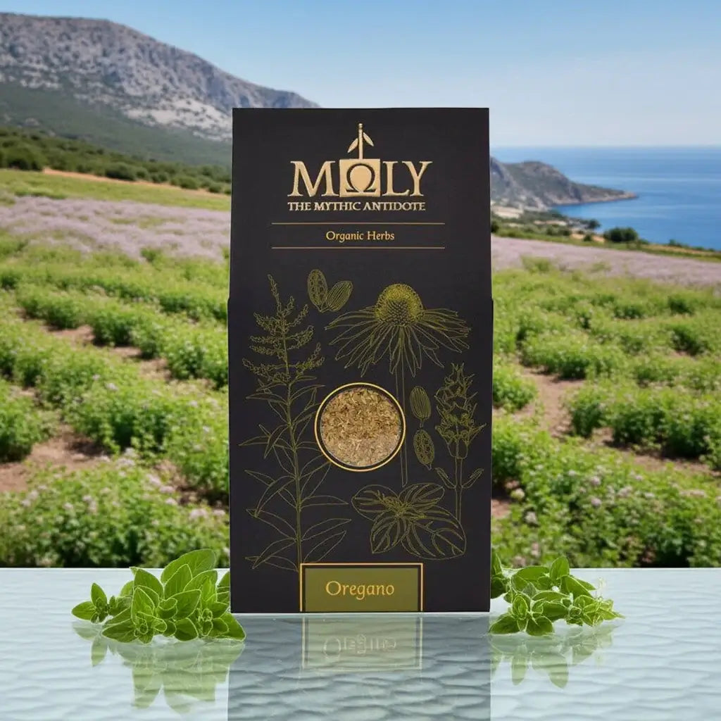 Eine schwarze Verpackung von Moly mit Oregano Bio auf einem Tisch vor einem Oreganofeld.