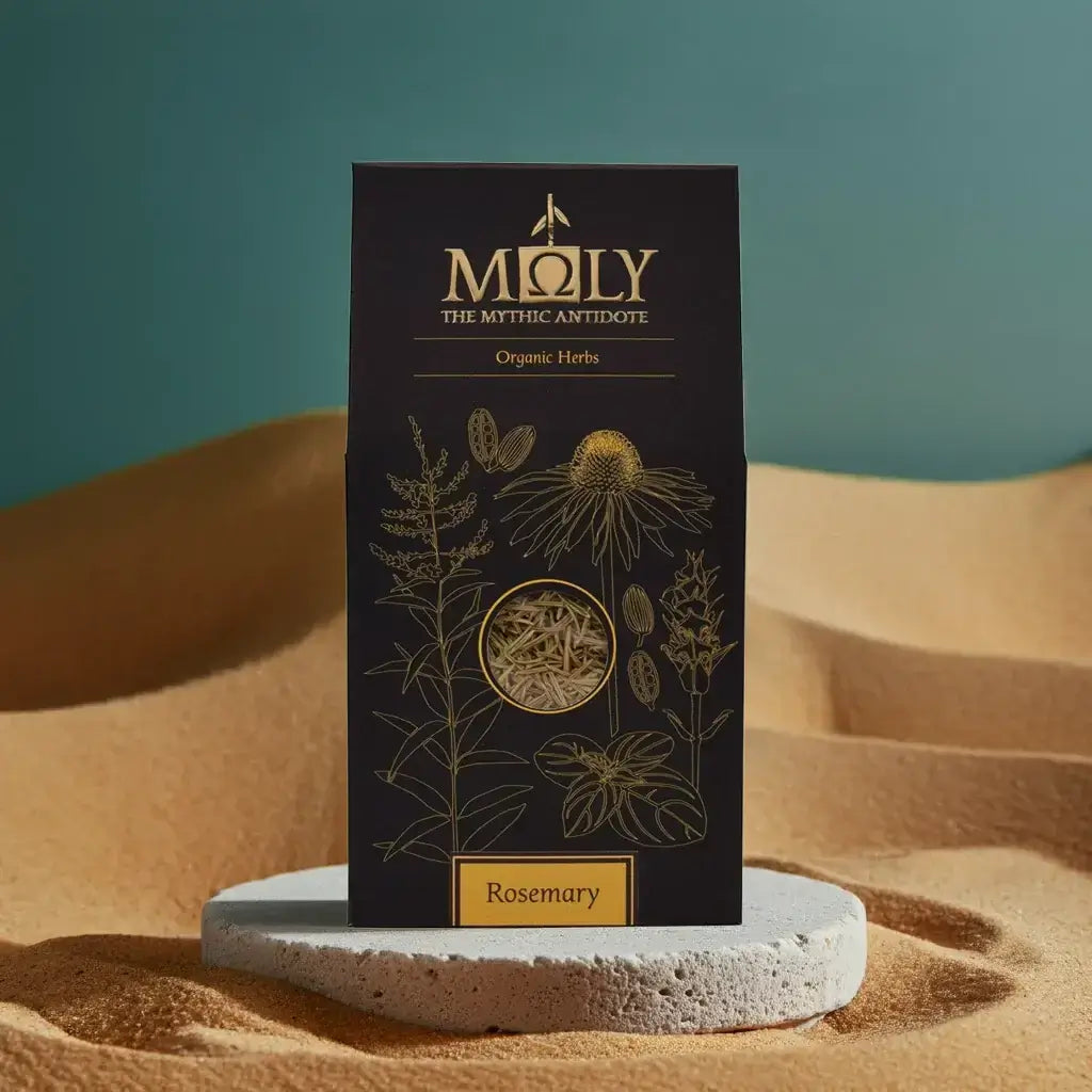 Eine Moly Verpackung mit Rosmarin bio auf einem Stein auf Sand.