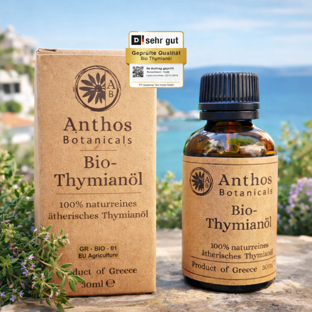 Kraftverpackung und Braunglasflasche mit Thymianöl bio von Anthos Botanicals auf einem Felsen in der Natur.