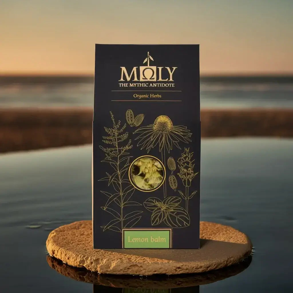 Moly Verpackung mit Zitronenmelisse auf einem Stein am Strand bei Sonnenuntergang.