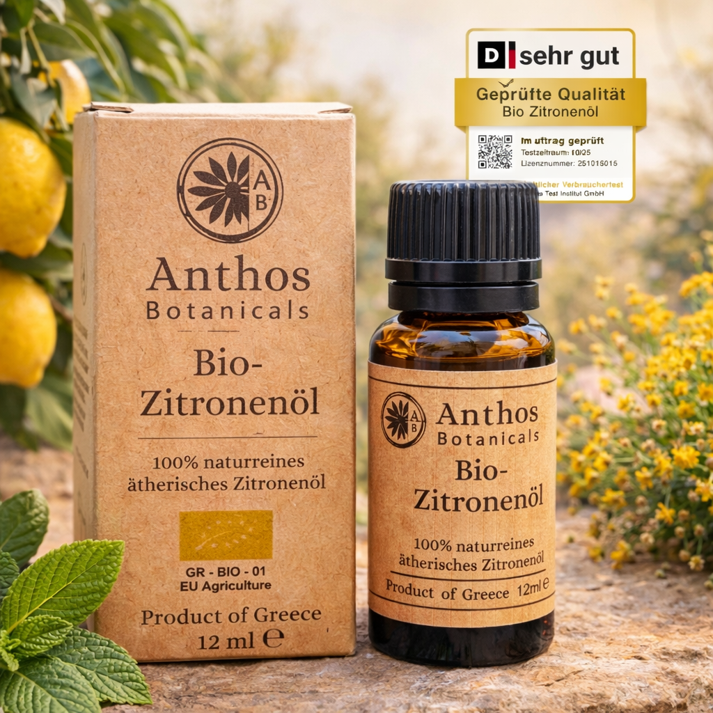 Braunglasflasche und Kraftverpackung mit ätherischem Zitronenöl Bio 12 ml von Anthos Botanicals auf einem Felsen in mediterranem Licht.