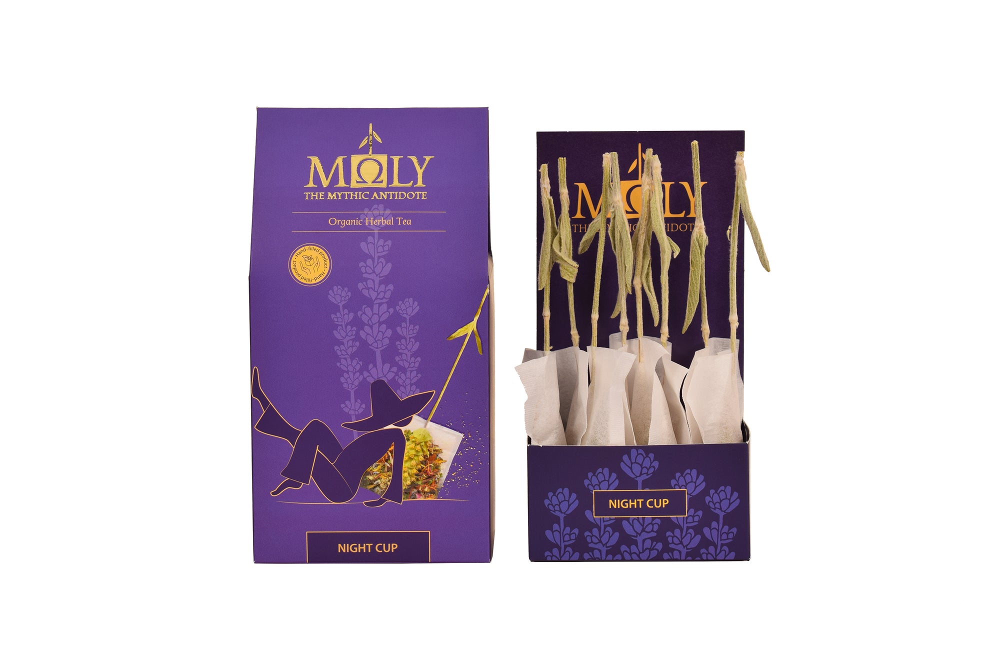 Eine lila Verpackung mit MOLY Night Cup. Zentral ist Bild aufgedruckt, welches einen Teebeutel mit Inhalt zeigt aus dem der Stengel der Sideritis scardia (griechischer Bergtee) herausragt. Daneben ist der Inhalt der Verpackung zu sehen, der aus zehn einzelnen Teebeuteln mit jeweils einem Sideritis-Stengel besteht.