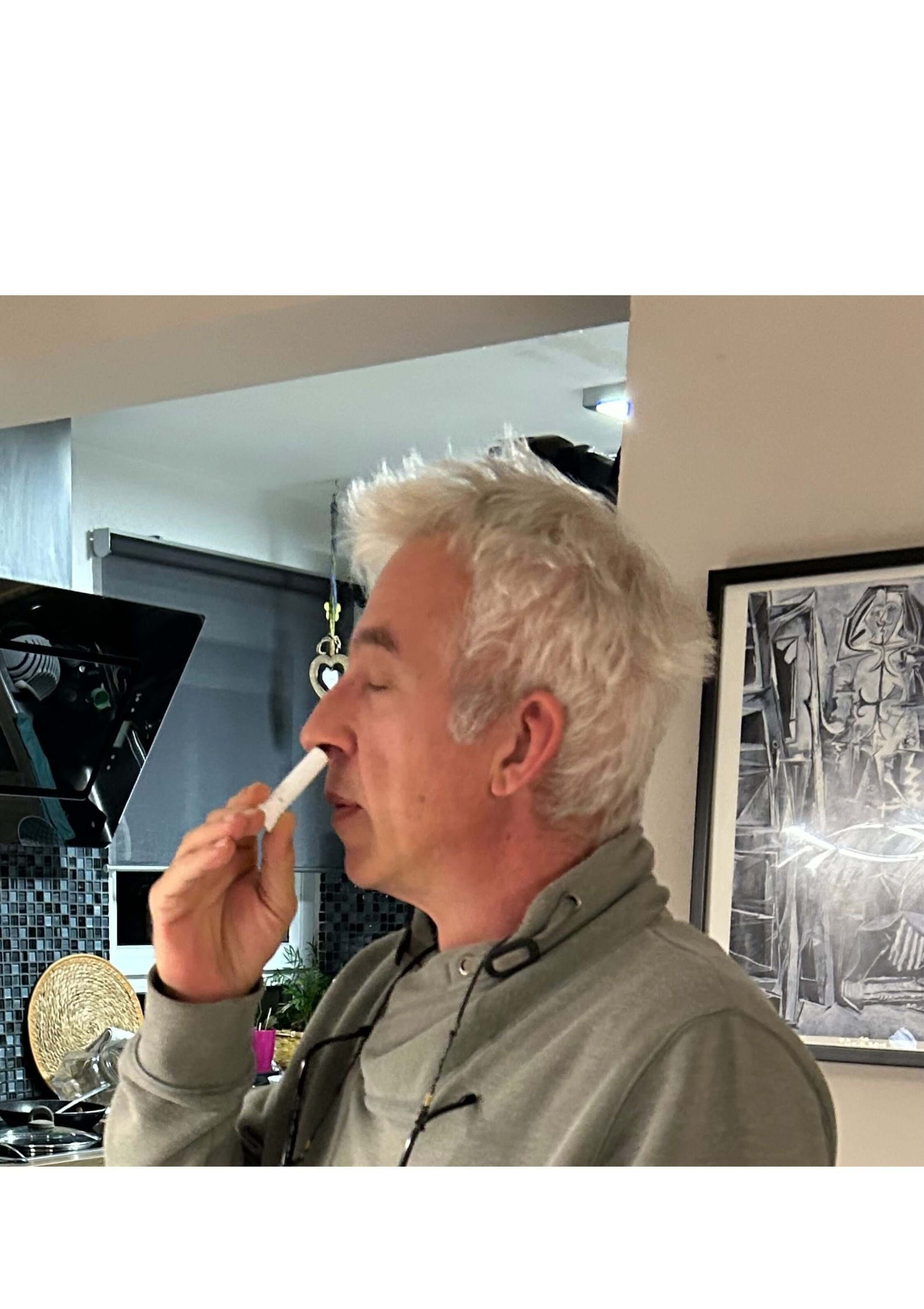 Eine männliche Person inhaliert mit einem Nasenstick.