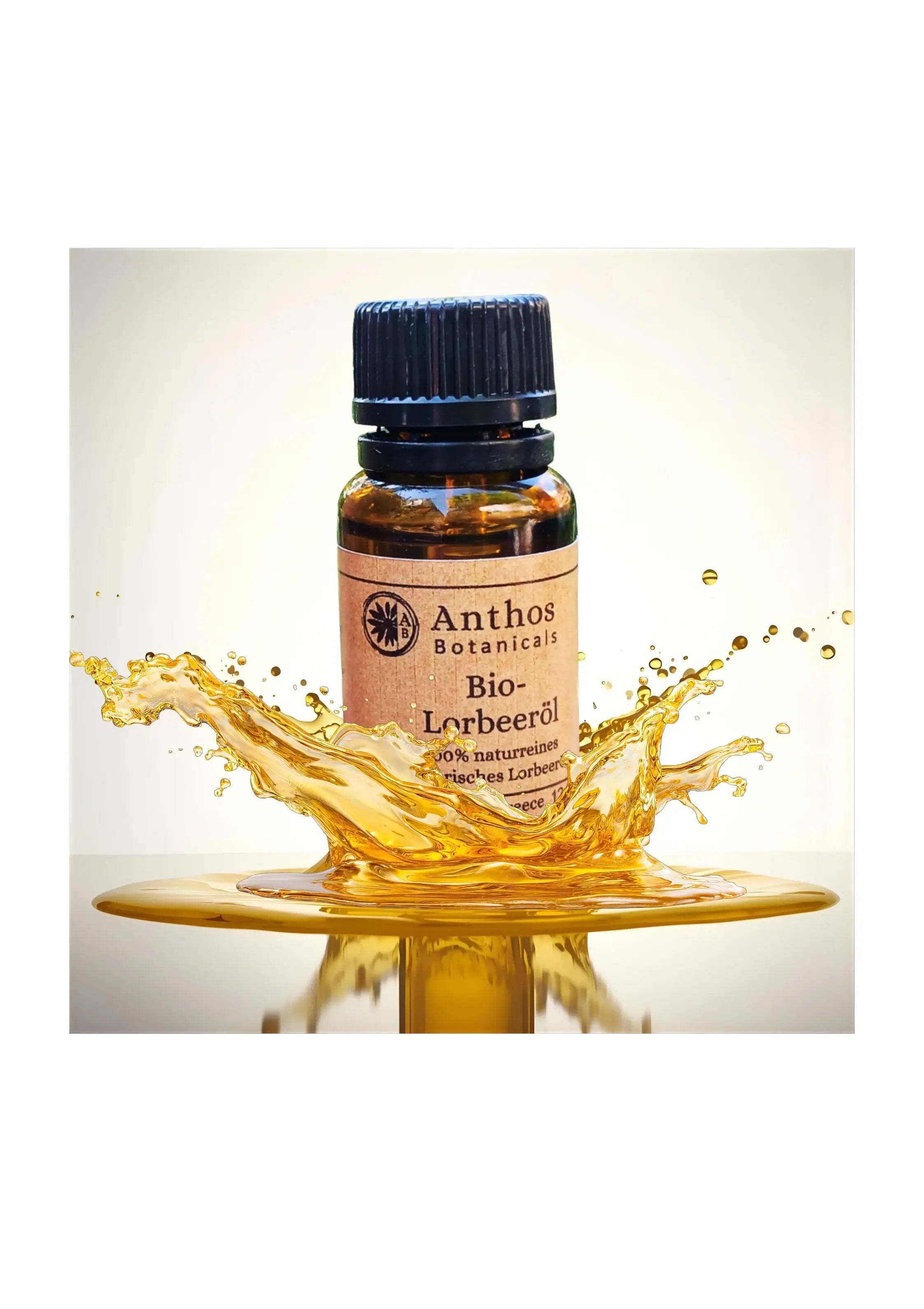 Ätherisches Lorbeeröl auf einem Tisch mit spritzender goldgelber Flüssigkeit