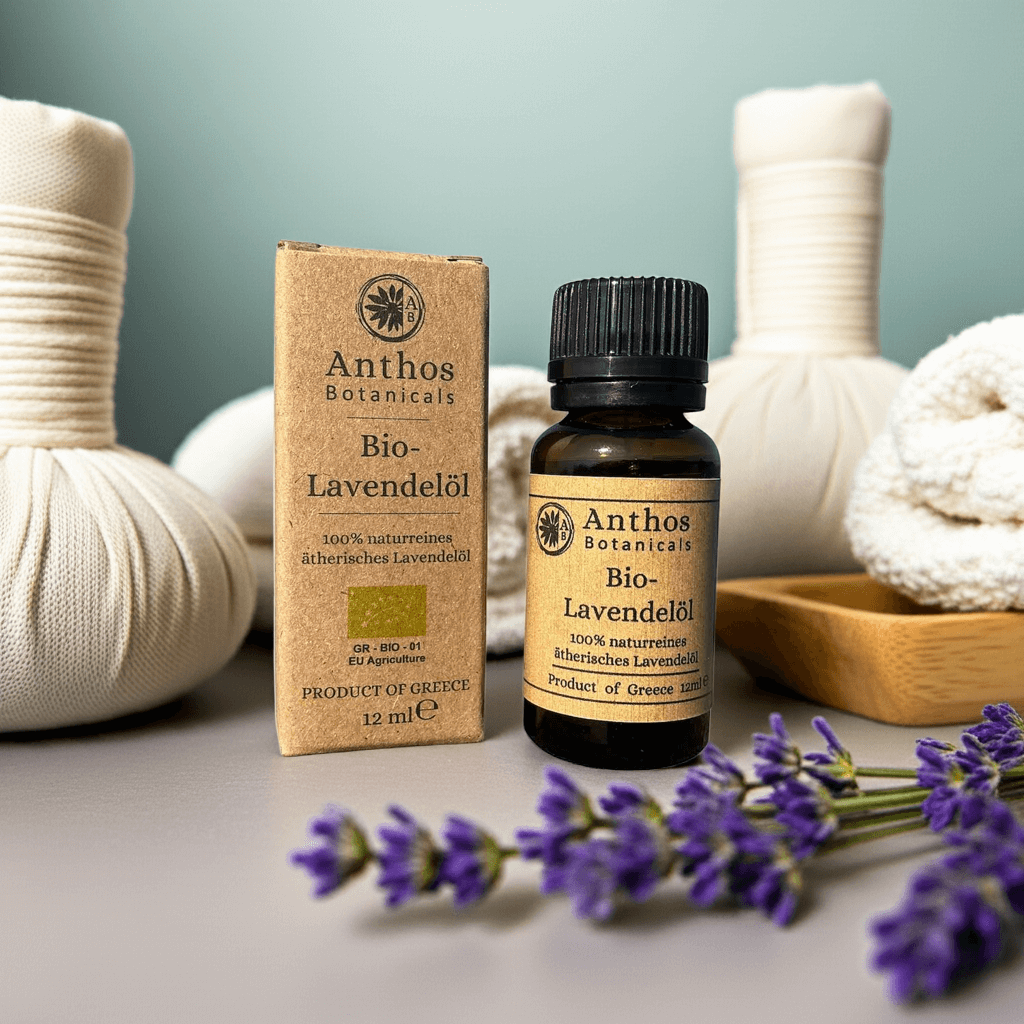 Eine Braunglasflasche mit Lavendelöl nebst ihrer Kraftverpackung auf einem Tisch mit Spa-Utensilien