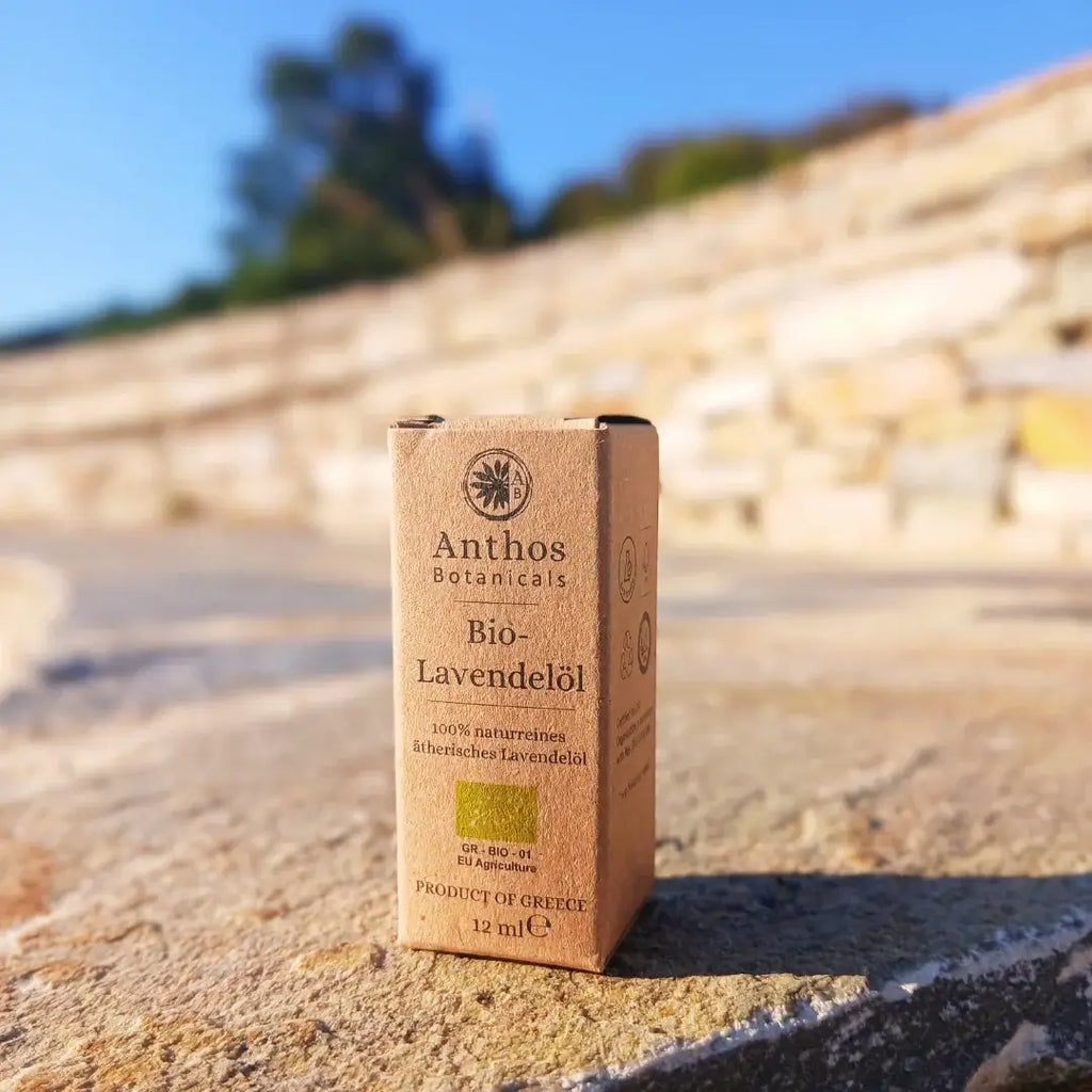 Frontansicht der Kraftverpackung mit ätherischem Lavendelöl bio von Anthos Botanicals.