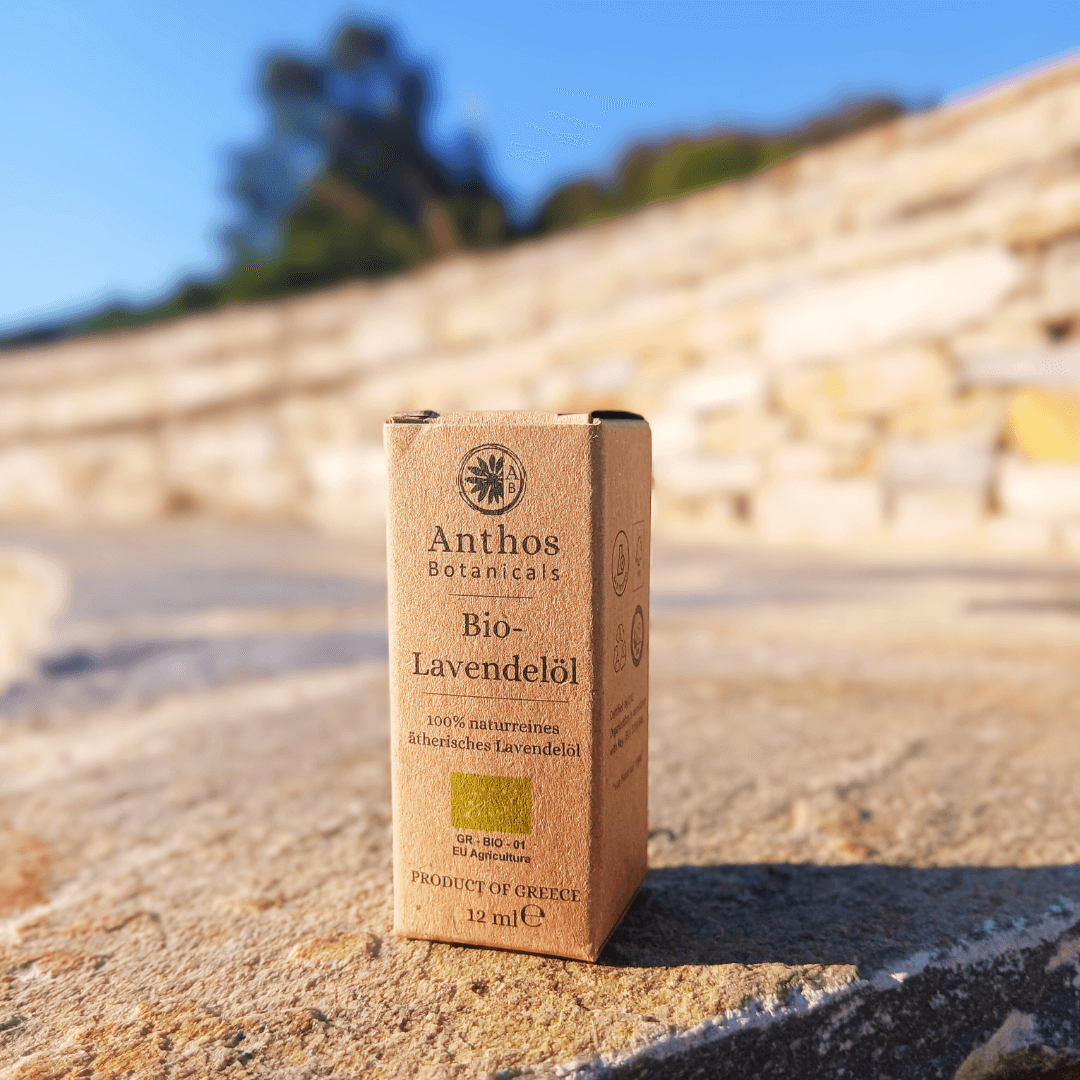 Eine Verpackung aus Kraftpapier mit ätherischem Lavendelöl 