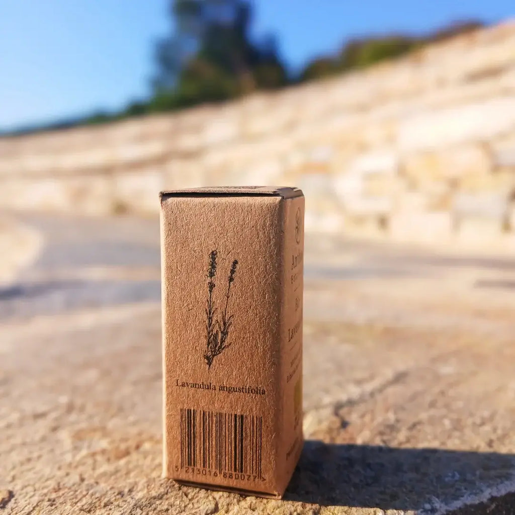 Seitenansicht rechts der Kraftverpackung mit ätherischem Lavendelöl von Anthos Botanicals. 