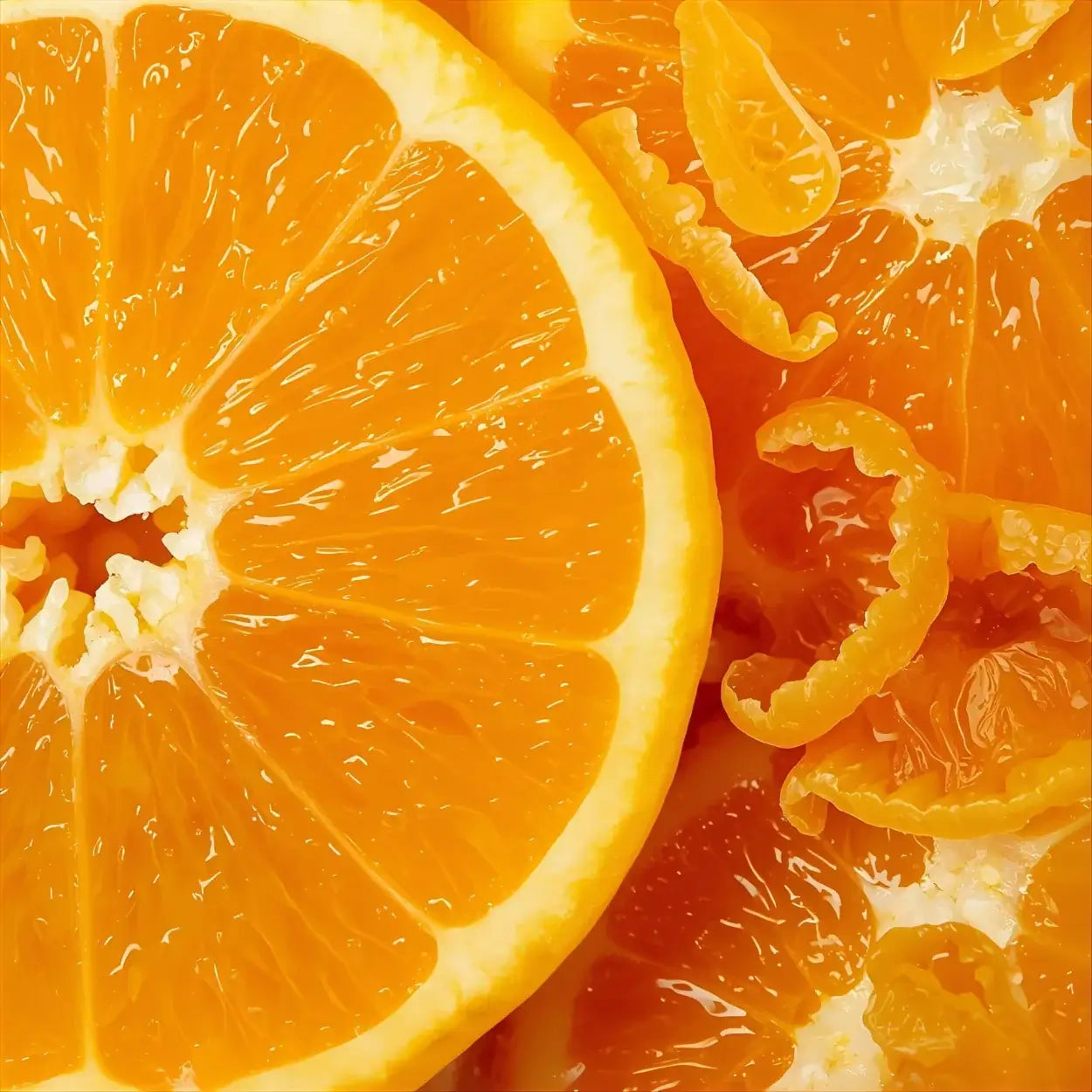 Aufgeschnittene Orangen in einer Makroaufnahme.