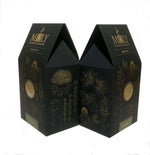 Zwei schwarze Verpackungen mit goldener Schrift sowie aufgedruckten Pflanzen. Ein Sichtfenster ist vorhanden und man erkennt Oregano BIO-Kräuter. 