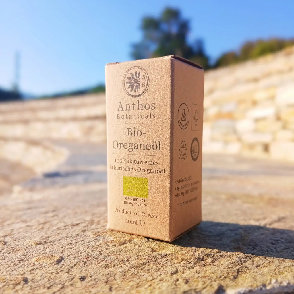 Eine braune Kraftverpackung mit ätherischem Oreganoöl bio von Anthos Btanicals.
