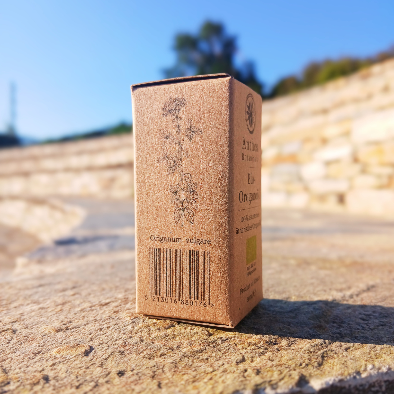 Eine braune Kraftverpackung mit ätherischem Oreganoöl