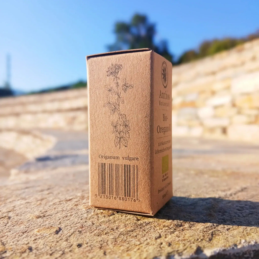 Seitenansicht einer braunen Kraftverpackung mit ätherischem Oreganoöl bio.