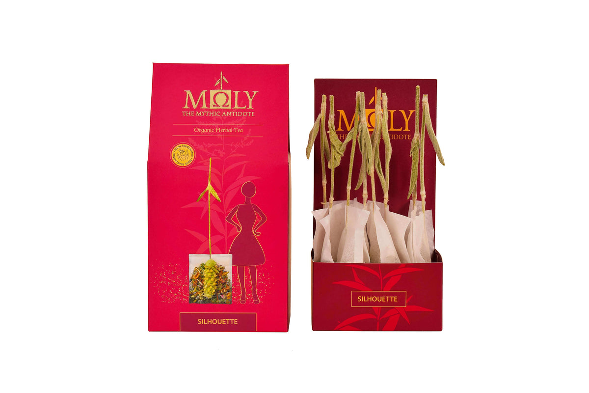 Eine rote Verpackung mit MOLY Silhouette. Zentral ist Bild aufgedruckt, welches einen Teebeutel mit Inhalt zeigt aus dem der Stengel der Sideritis scardia (griechischer Bergtee) herausragt. Daneben ist der Inhalt der Verpackung zu sehen, der aus zehn einzelnen Teebeuteln mit jeweils einem Sideritis-Stengel besteht.
