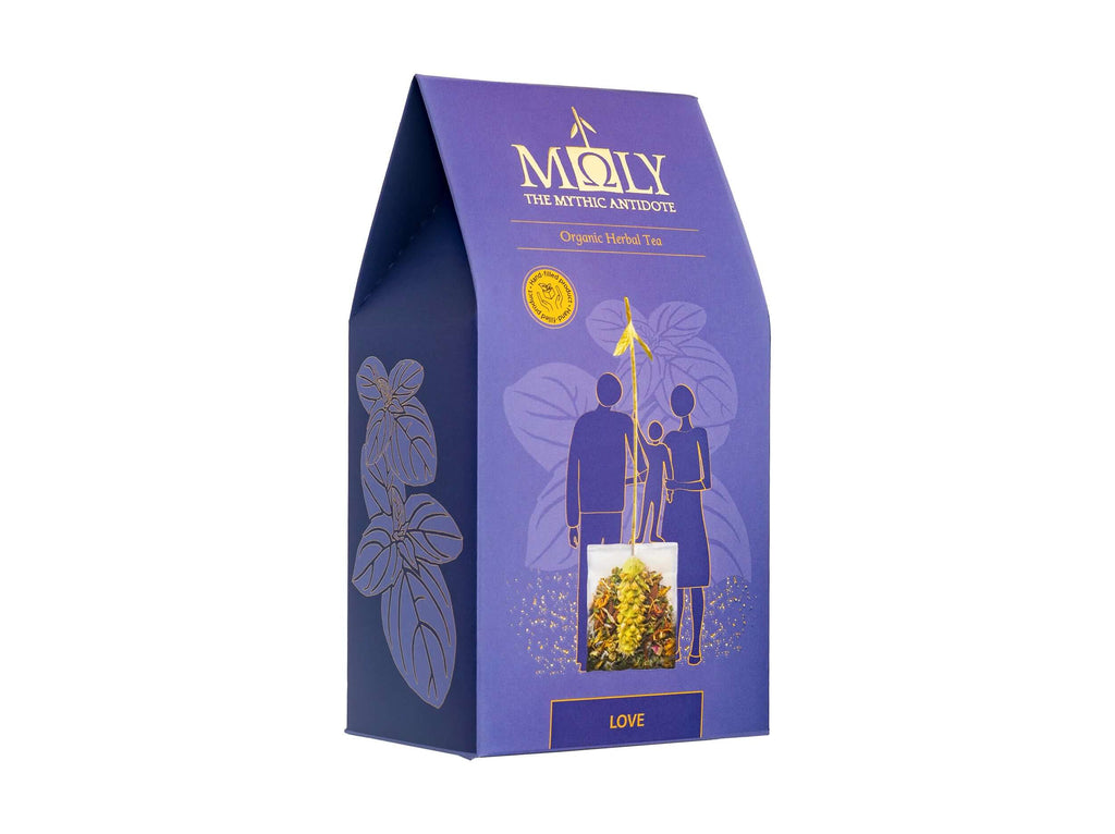 Eine lila Verpackung des MOLY Love BIO. Zentral ist ein Bild aufgedruckt, welches einen Teebeutel mit Inhalt zeigt aus dem der Stengel der Sideritis scardia (griechischer Bergtee) herausragt und dieser von einem Pärchen gehalten wird. 