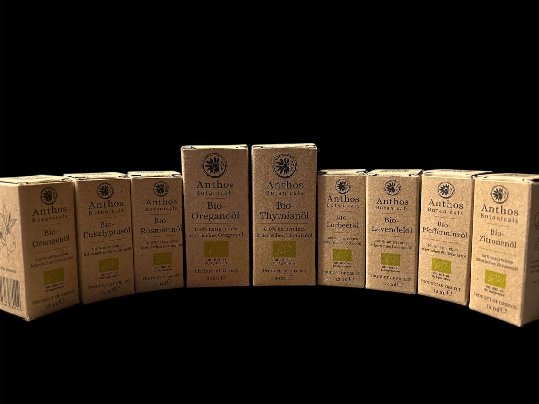 Die Kollektion der 9 ätherischen Öle von Anthos Botanicals vor einem schwarzen Hintergrund.