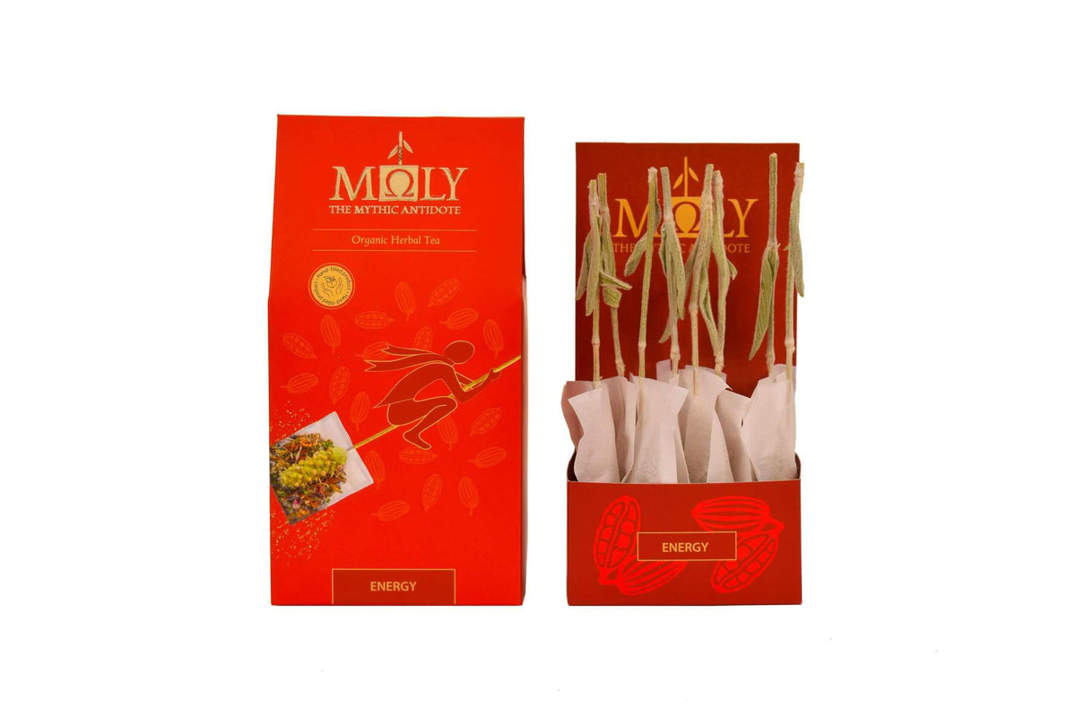 Eine rote Verpackung des Moly Energy Bio. Zentral ist Bild aufgedruckt, welches einen Teebeutel mit Inhalt zeigt aus dem der Stengel der Sideritis scardia (griechischer Bergtee) herausragt. Daneben ist der Inhalt der Verpackung zu sehen, der aus zehn einzelnen Teebeuteln mit jeweils einem Sideritis-Stengel besteht.