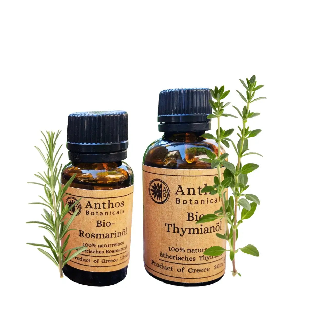Zwei Braunglasflaschen mit Rosmarinöl bio und Thymianöl bio von Anthos Botanicals.