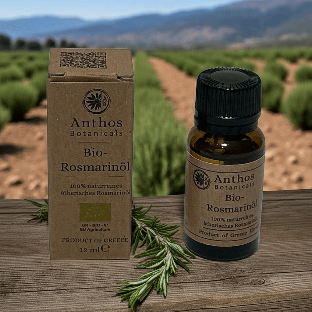 Rosmarinöl BIO 12ml - lebensmittelzertifiziert mit Verpackung und Flasche im Kräuterfeld.