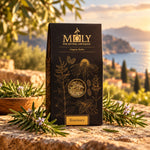 Eine Moly Verpackung mit Rosmarin bio auf einer Steinbrüstung vor dem Mittelmeer.