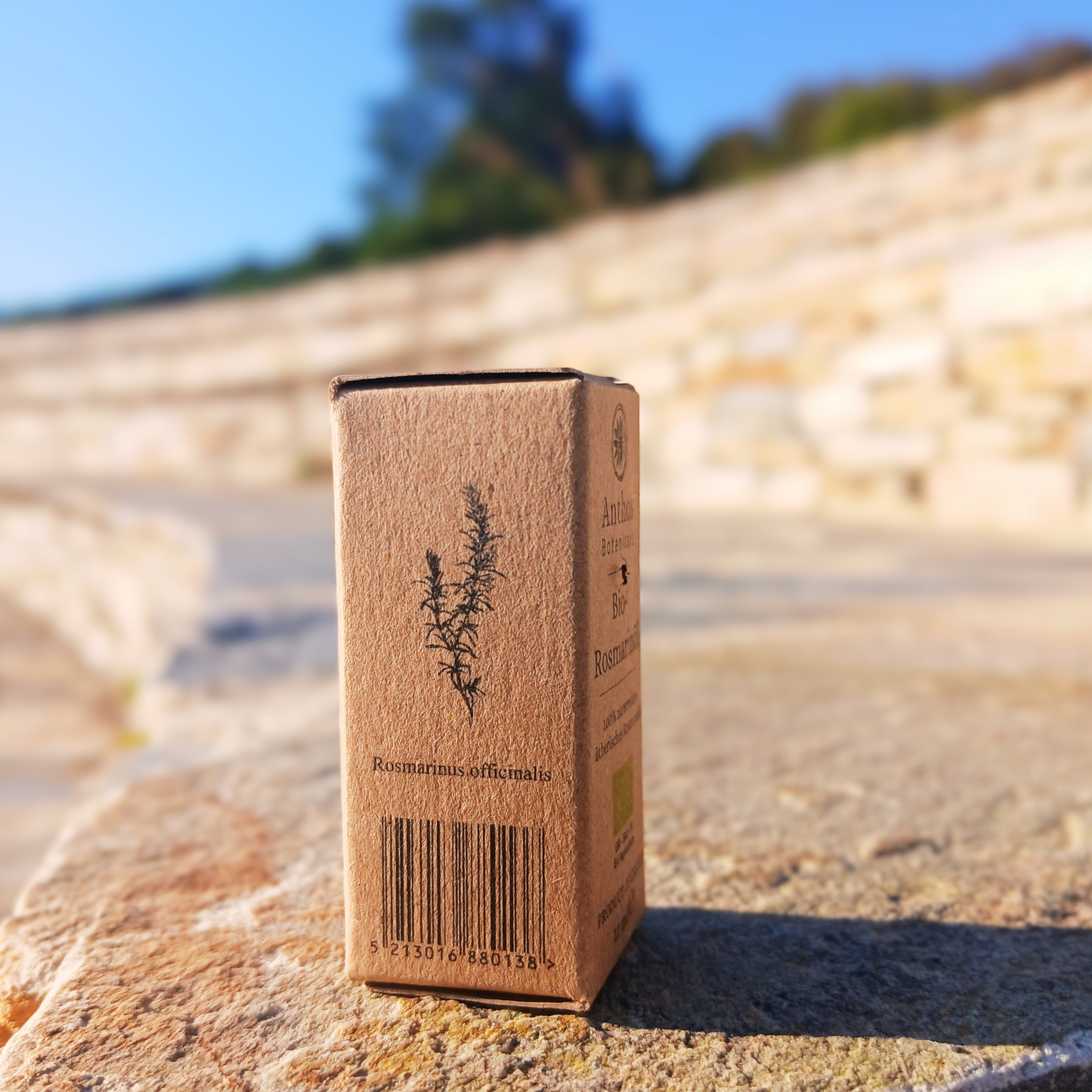 Eine braune Kraftverpackung mit biologischem Rosmarinöl  