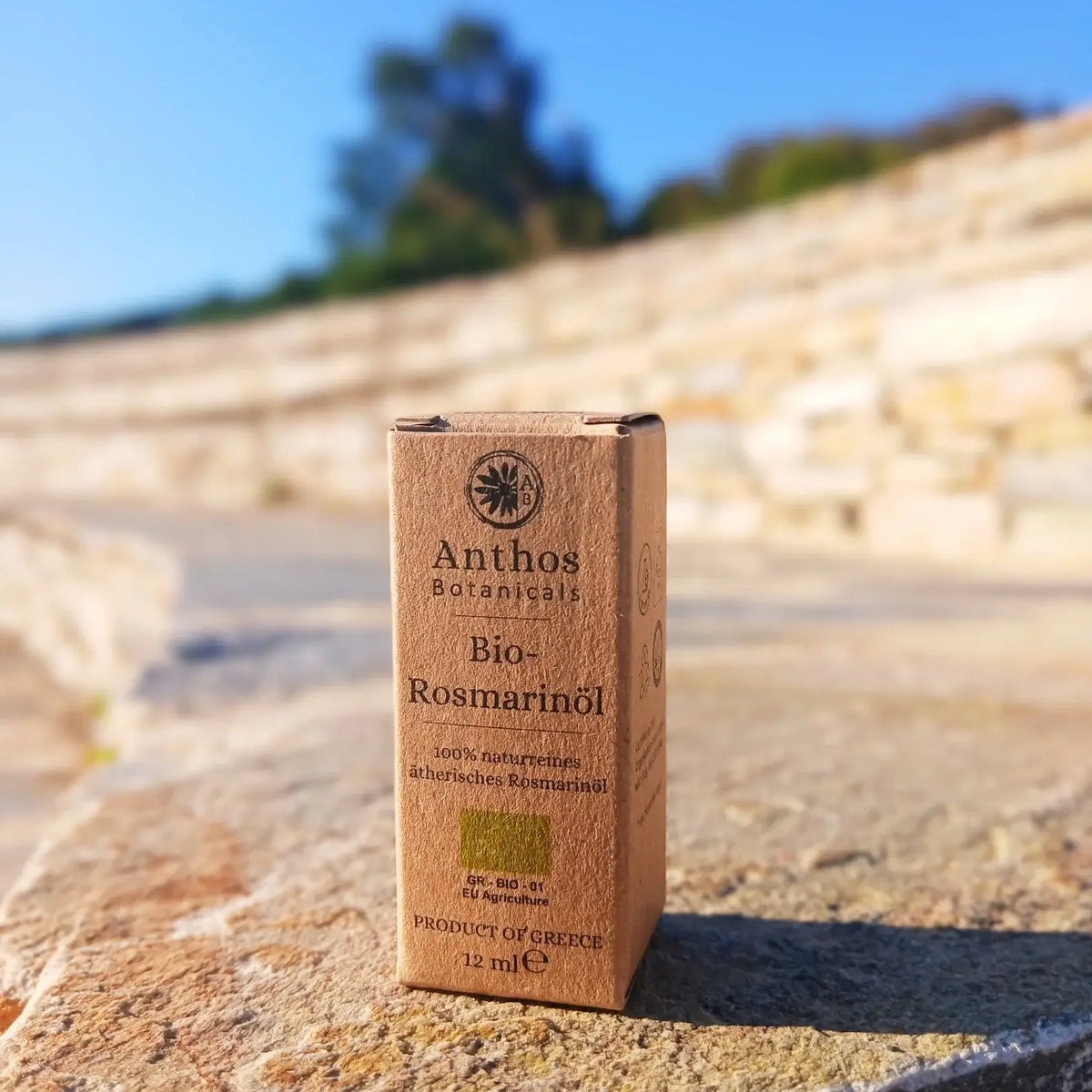 Eine braune Kraftverpackung mit ätherischem Rosmarinöl  bio von Anthos Botanicals.