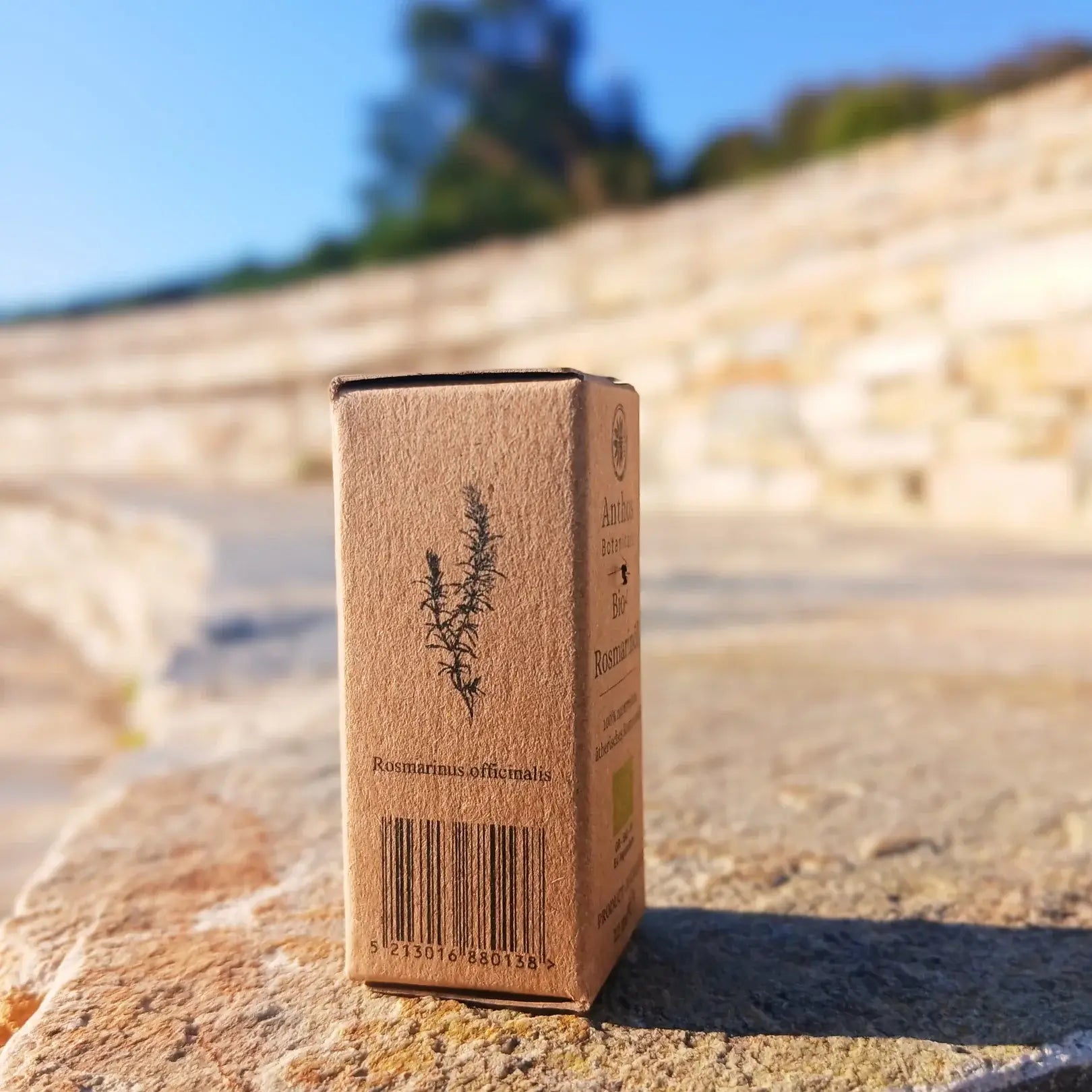 Seitenansicht_rechts einer braunen Kraftverpackung mit ätherischem Rosmarinöl  bio von Anthos Botanicals.