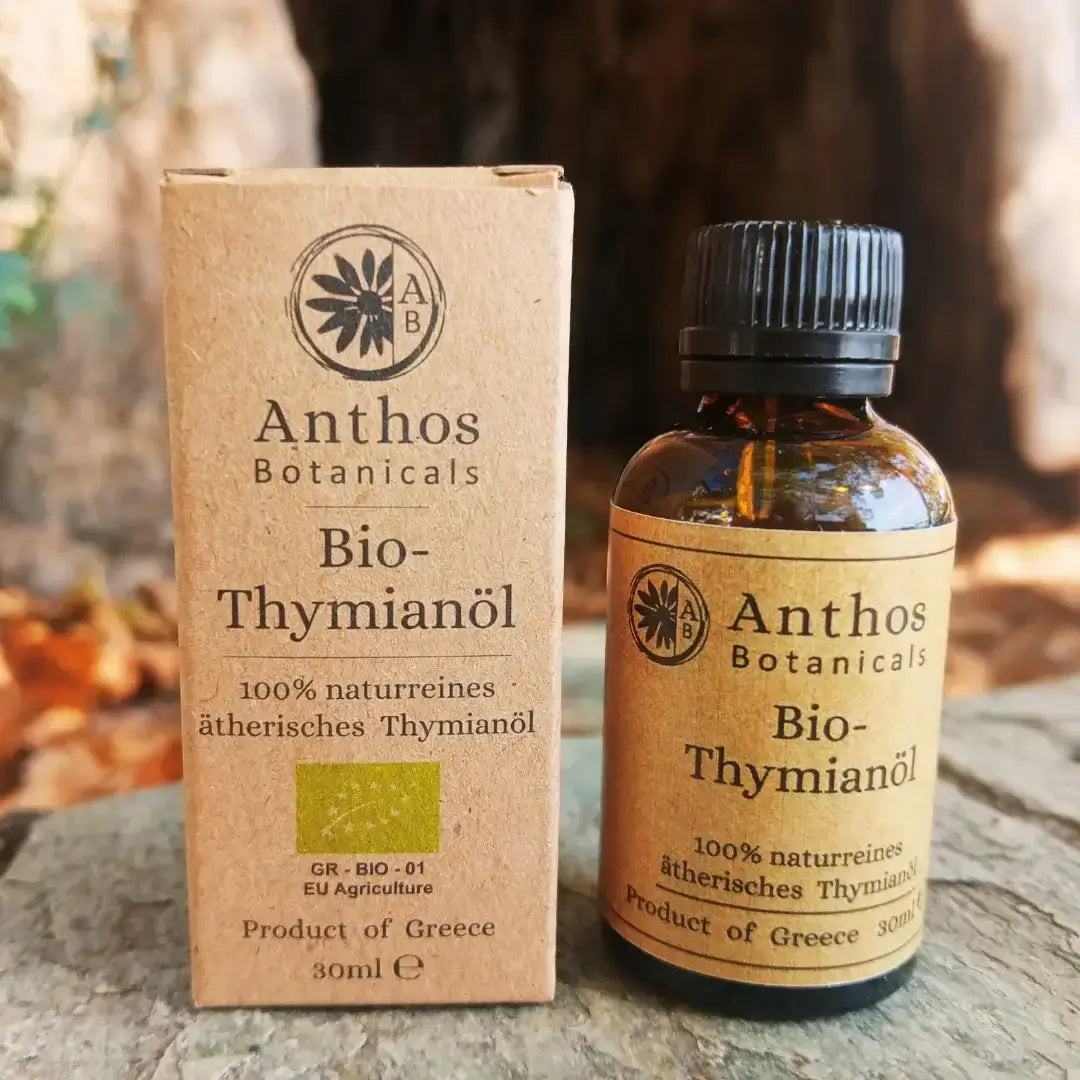 Kraftverpackung und Braunlasflasche von Thymianöl bio von Anthos Botanicals.