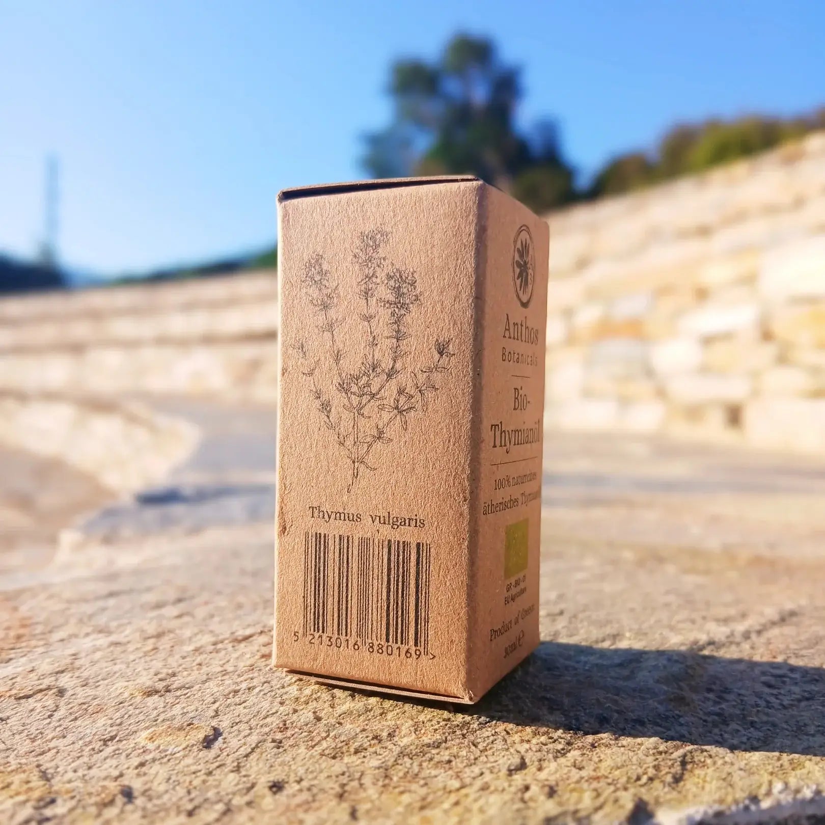 Seitenansicht Kraftverpackung ätherisches Thymianöl bio von Anthos Botanicals.