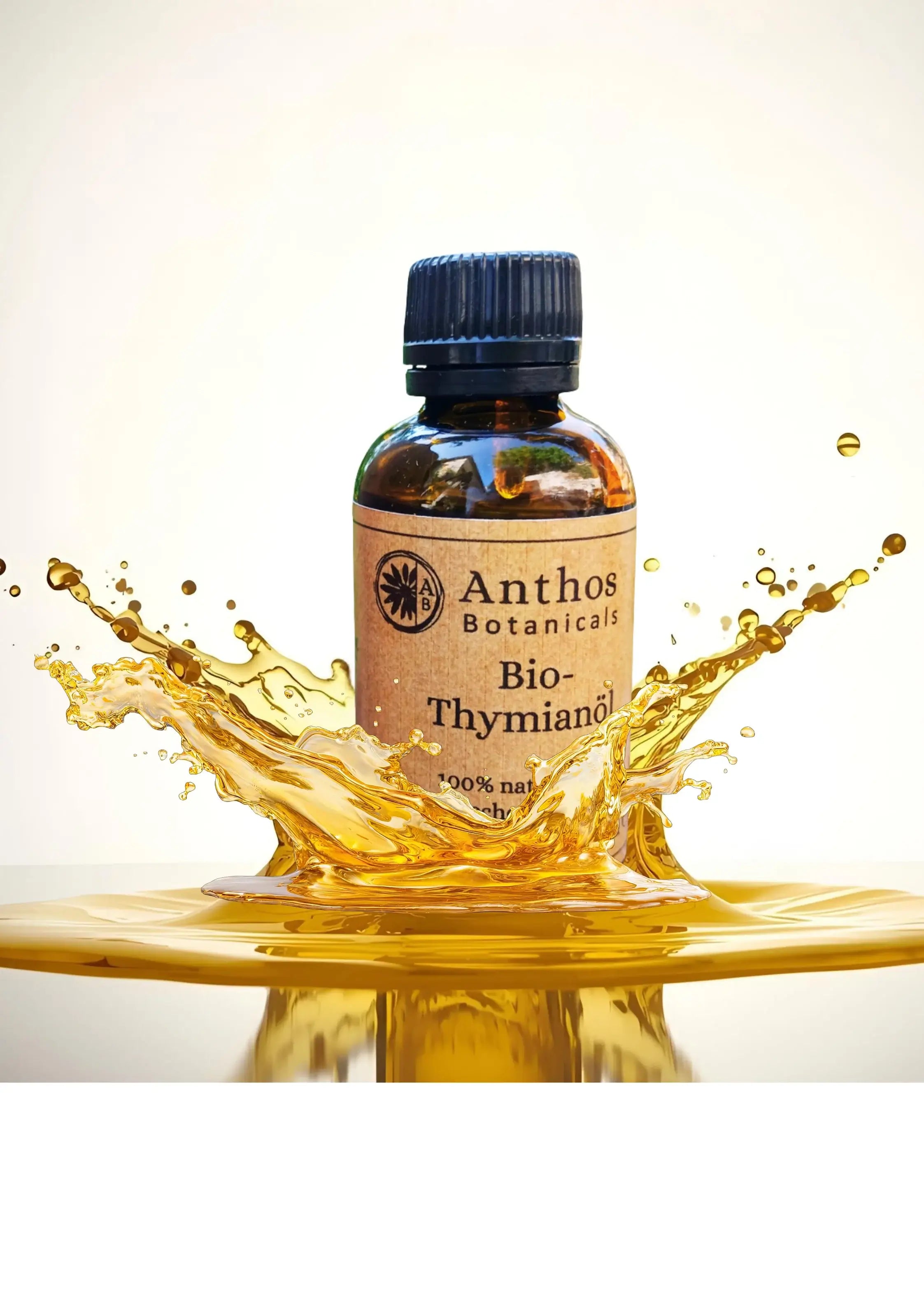 Braunglasflasche mit ätherischem Thymianöl auf einem Tisch mit spritzender goldelber Flüssigkeit
