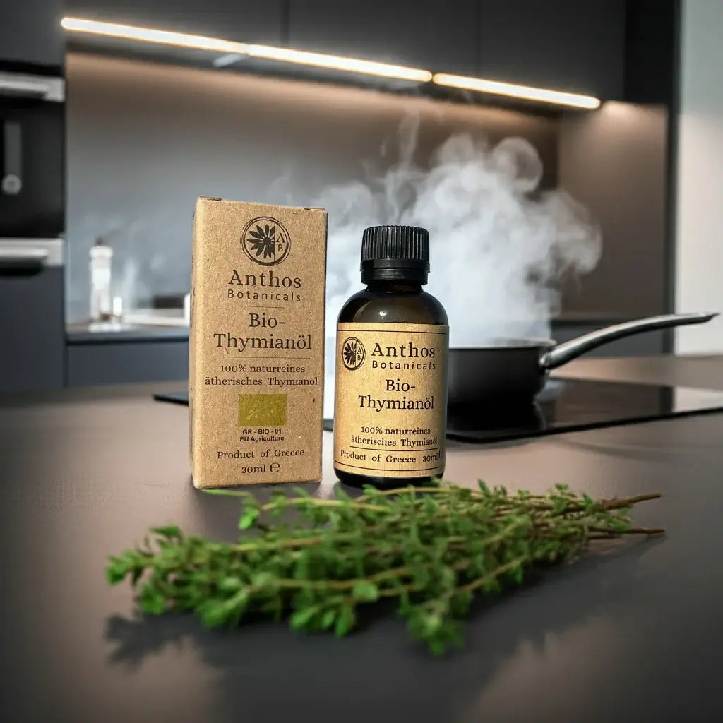 Kraftverpackung und Braugasflasche mit ätherischem Thymianöl auf einer Küchenarbeitsplatte