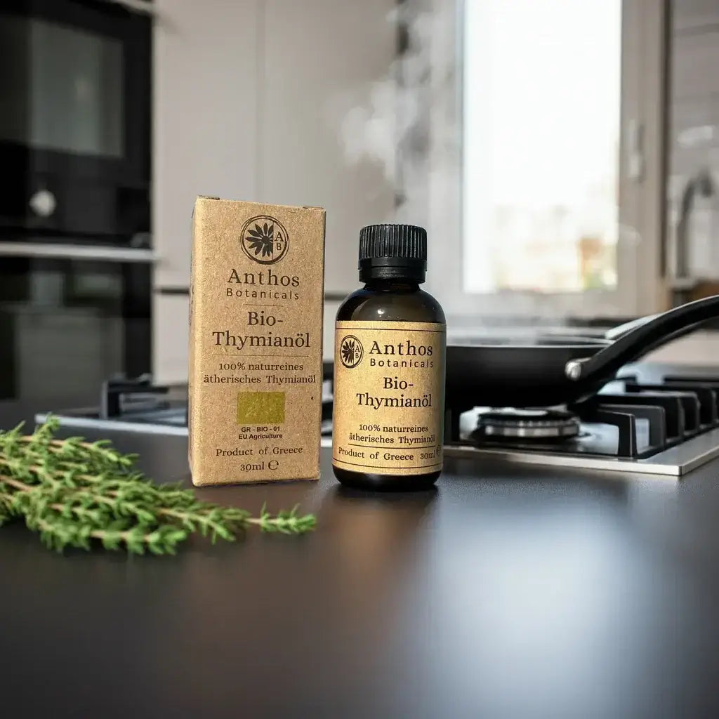 Kraftverpackung und Braugasflasche mit ätherischem Thymianöl auf einer Küchenarbeitsplatte