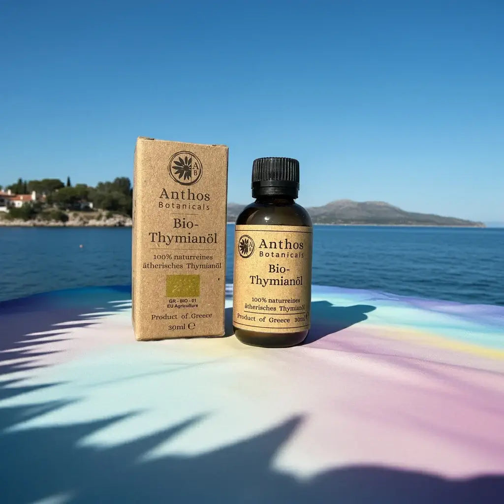 Kraftverpackung und Braugasflasche mit ätherischem Thymianöl auf einem bunten Surfbrett am Meer Küchenarbeitsplatte