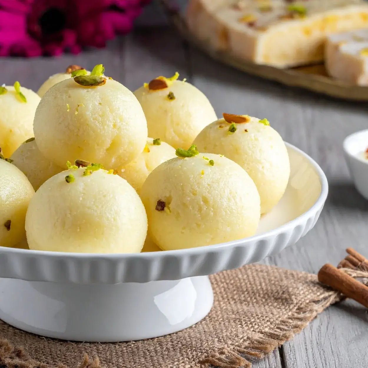 Eine Schüssel mit einem Vanille-Zimt-Dessert