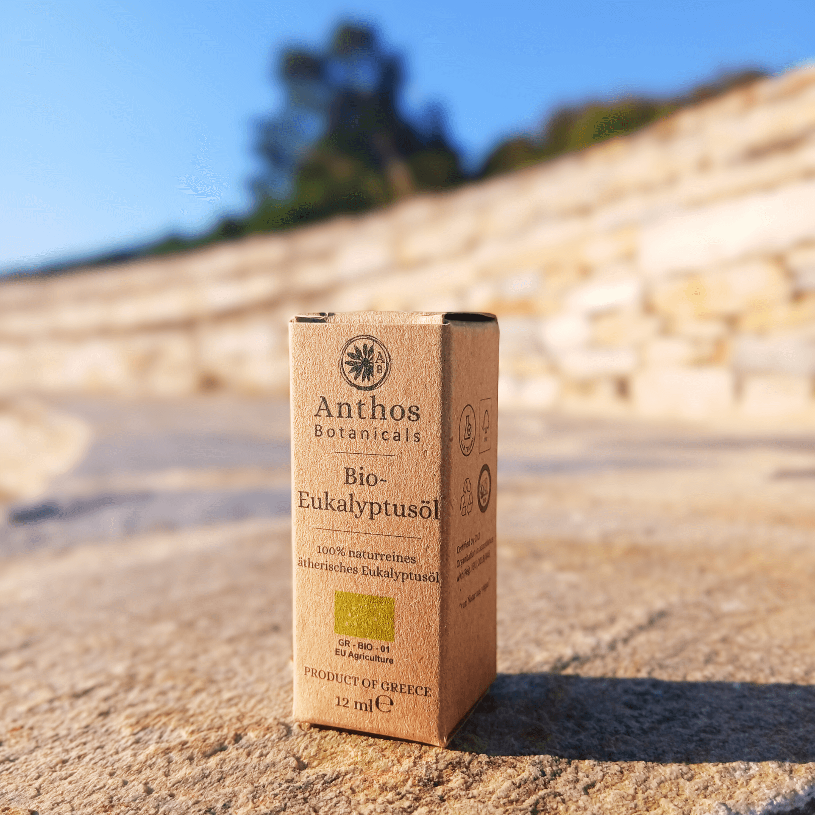 Eine braune Kraftverpackung mit ätherischem Eukalyptusöl.