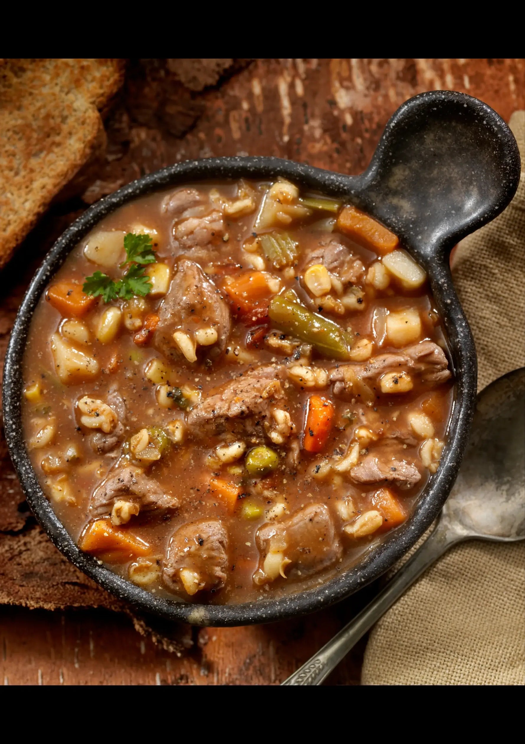 Ein griechischer Fleischeintopf mit Lorbeeröl angesetzt.