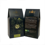 Zwei schwarze Verpackungen mit Griechischer Bergtee Bio. Ein Sichtfenster ist vorhanden und man erkennt Blüten des griechischen Bergtees. 