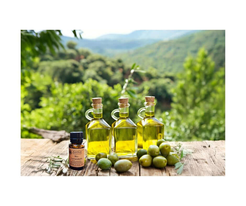 drei Olivenölflaschen mit Oliven und ätherischem Lavendelöl bio auf einemj Tisch in freier Natur.