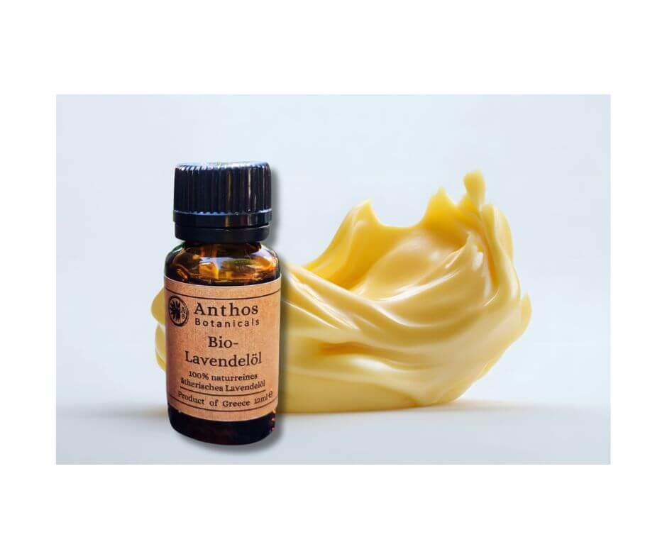 ätherisches Lavendell bio neben einem Stück Butter.